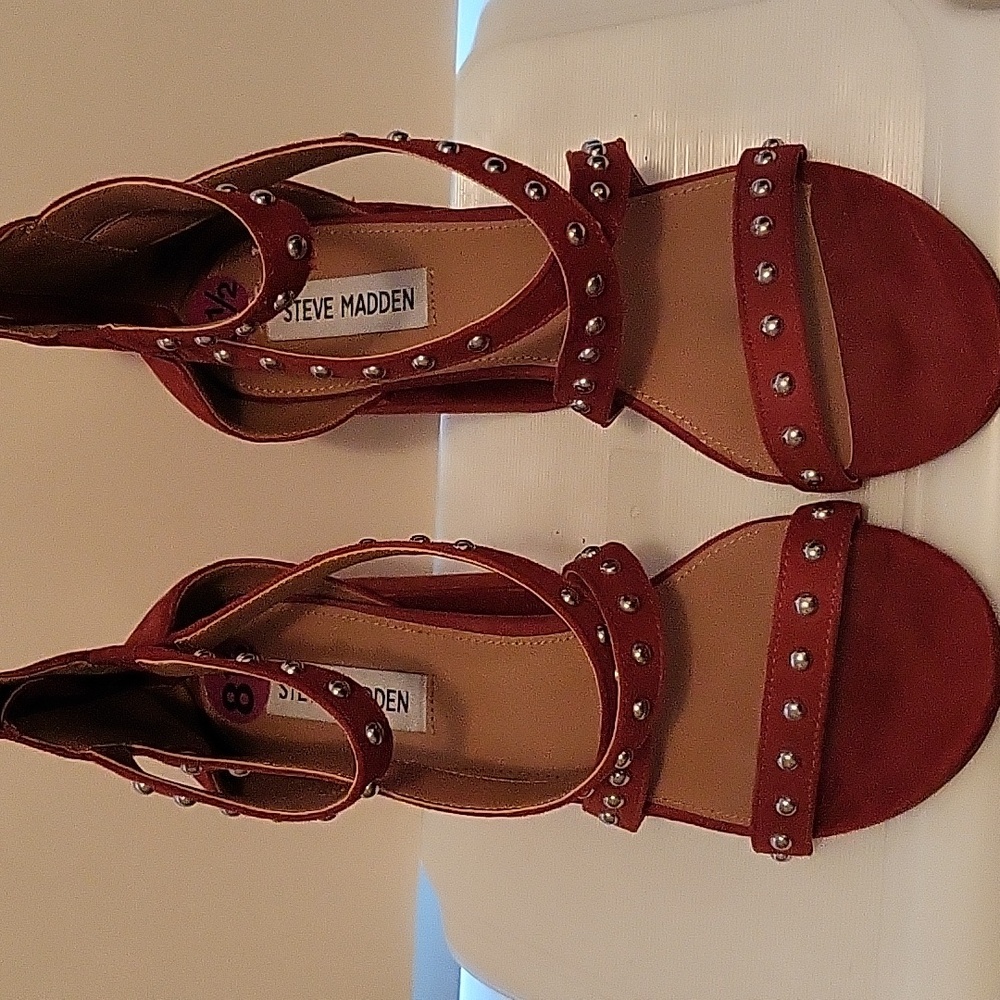 Summer strappy shoe.